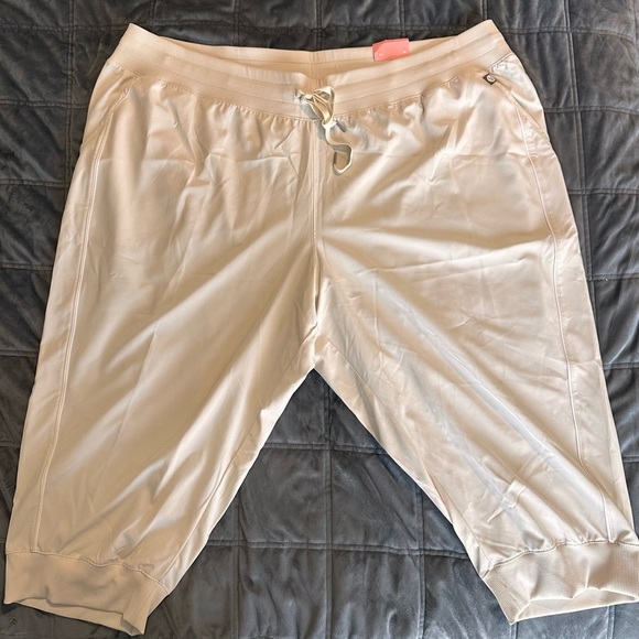 Lane Bryant Pants - LIVI By Lane Bryant Cream Capri Jogger NWT Women’s Size 26/28
